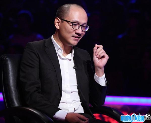  Journalist Phan Dang on the familiar chair of MC Lai Van Sam