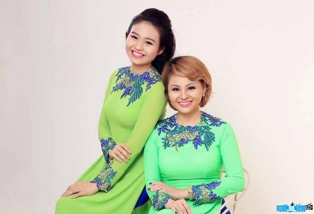 A photo of actor Le Loc and mother Le Giang