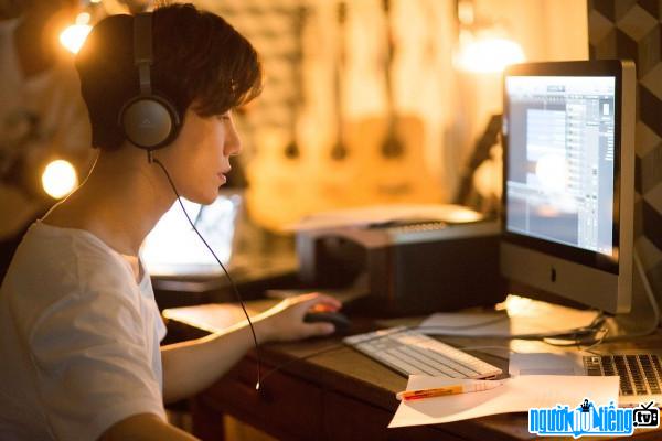  Image of rapper San E in the musical movie "Love again"