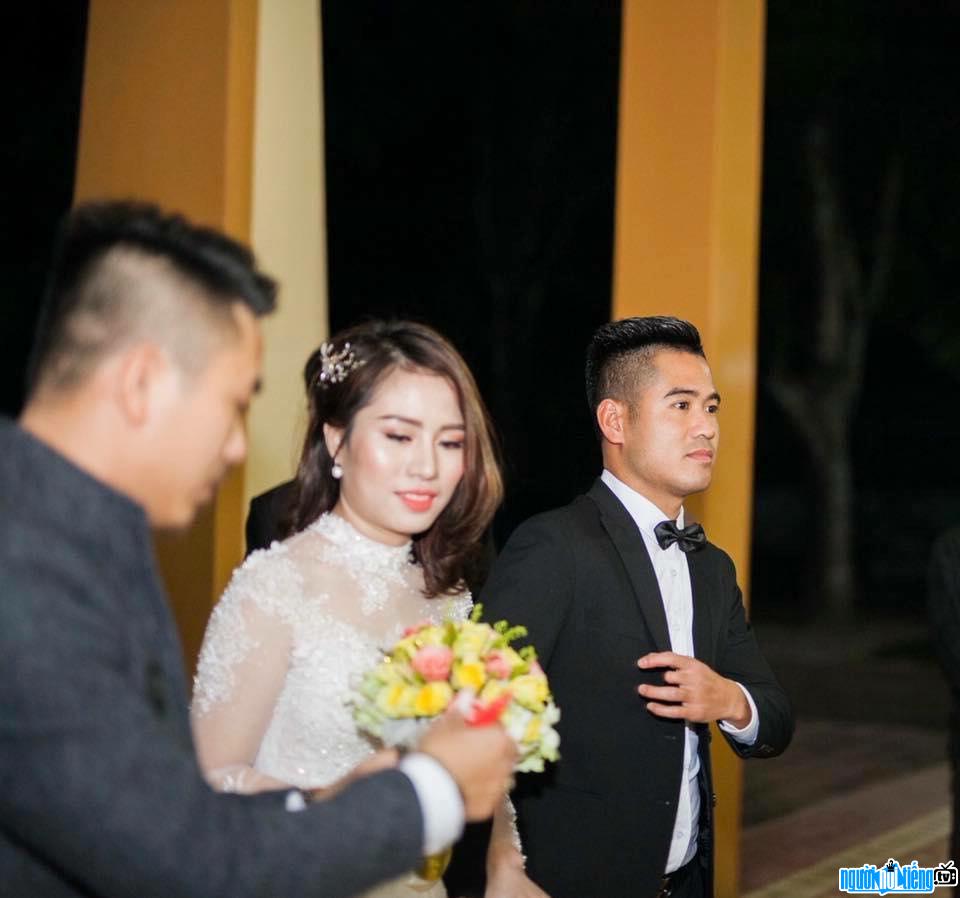 A photo of player Au Van Hoan happy at his wedding