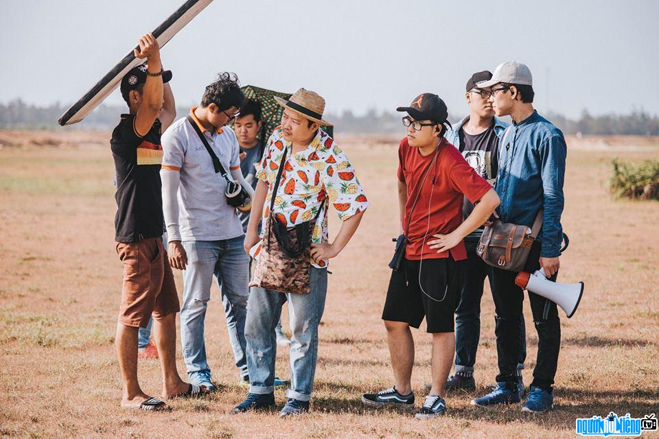 Bức ảnh đạo diễn Nhu Đặng và các đồng nghiệp trên phim trường