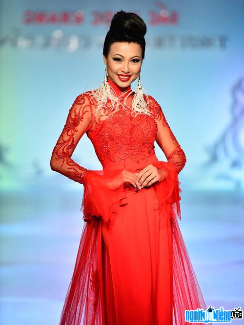 Hoa hậu Ngô Mỹ Uyên tự tin trình diễn áo dài