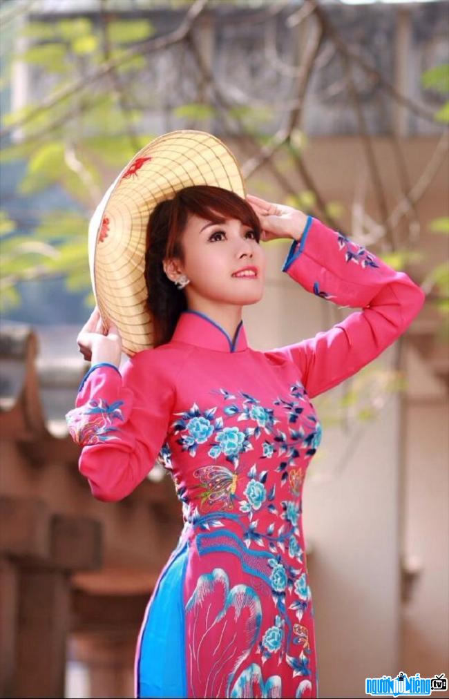  Lecturer Au Ha My is gentle in ao dai