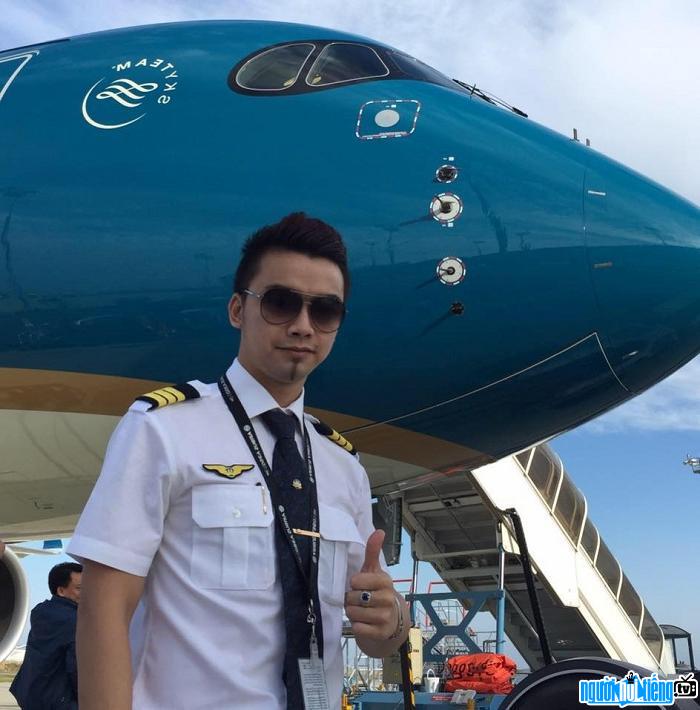  Ha Duy is a pilot of Vietnam's national airline