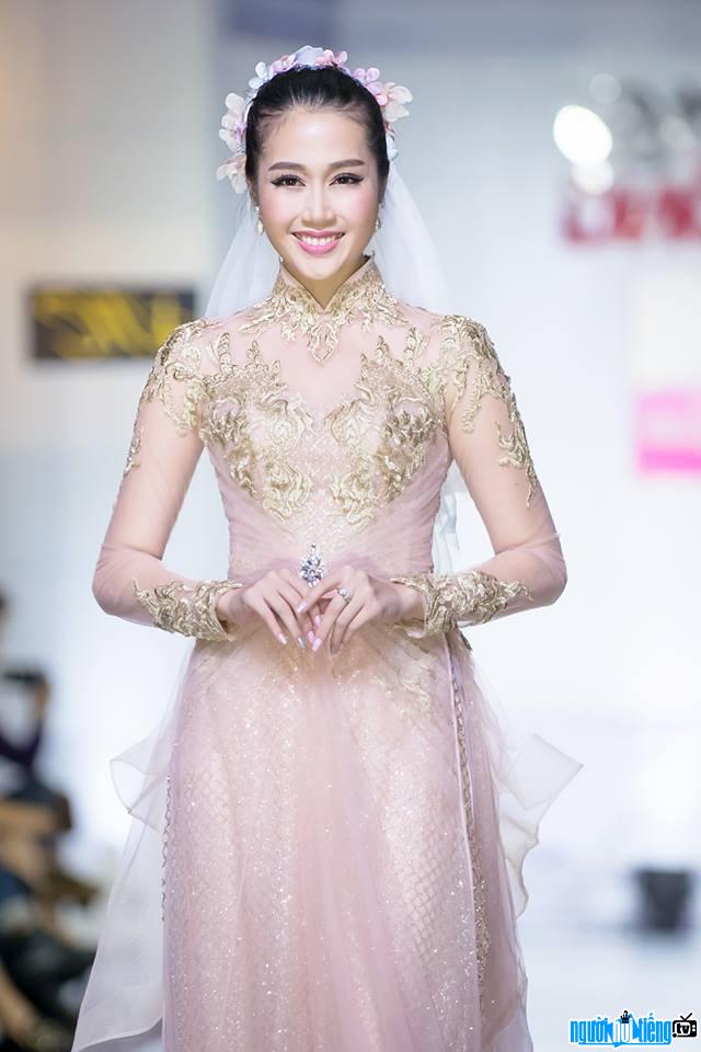  image of beautiful model Le Thu An in a wedding dress