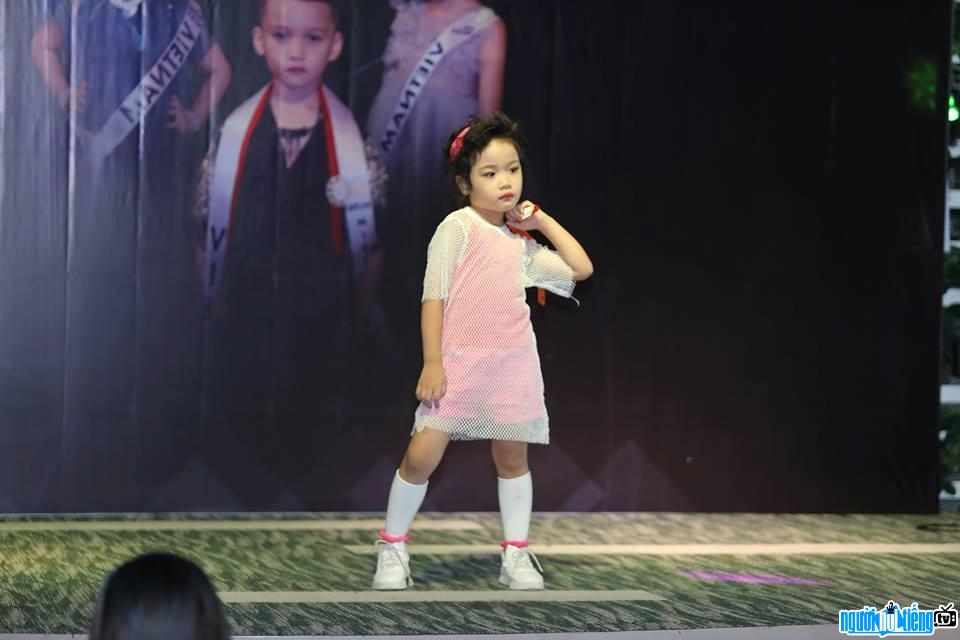 Child model Do Hoang Phuong Anh confidently performed on the catwalk