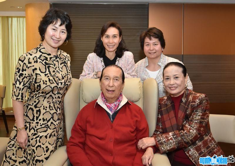 Bức ảnh doanh nhân Hà Hồng Sân cùng người vợ hai và các cô con gái