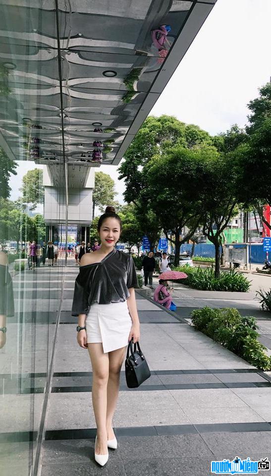  Picture of hot girl Nguyen Ngoc Tram walking down the street with stylish fashion sense