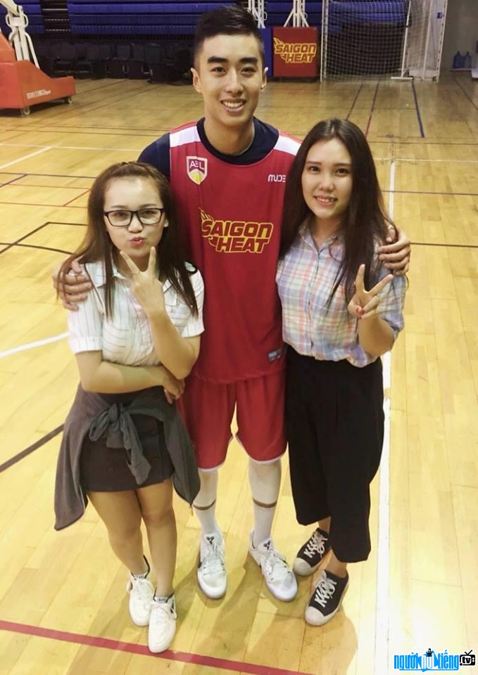 Bức ảnh VĐV bóng rổ Stefan Nguyễn Tuấn Tú vui vẻ chụp ảnh cùng fan nữ