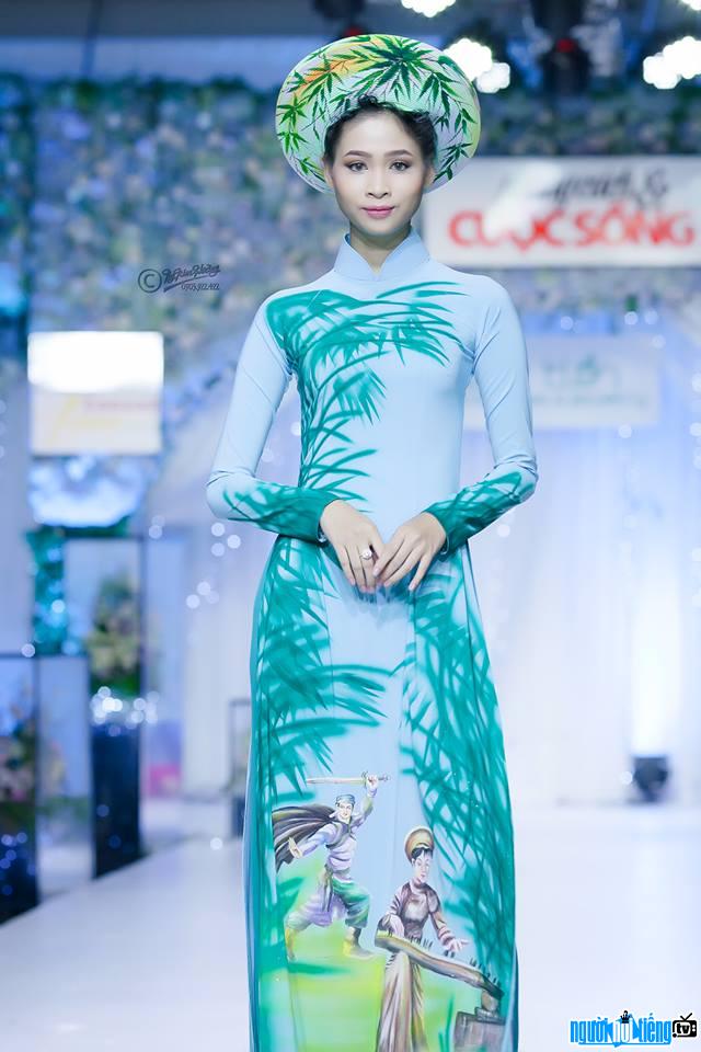  Picture of model Huynh Thanh Thuy gentle with traditional dress