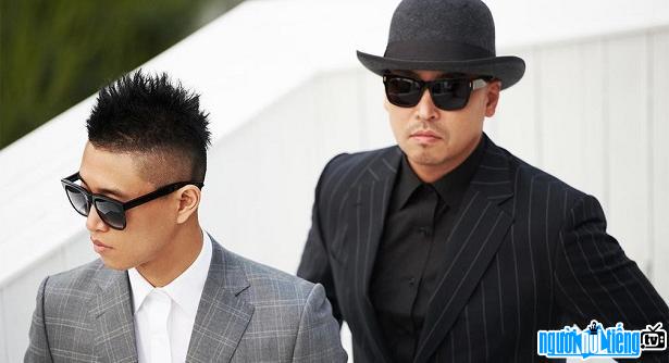  Two individual rappers of the Leessang group