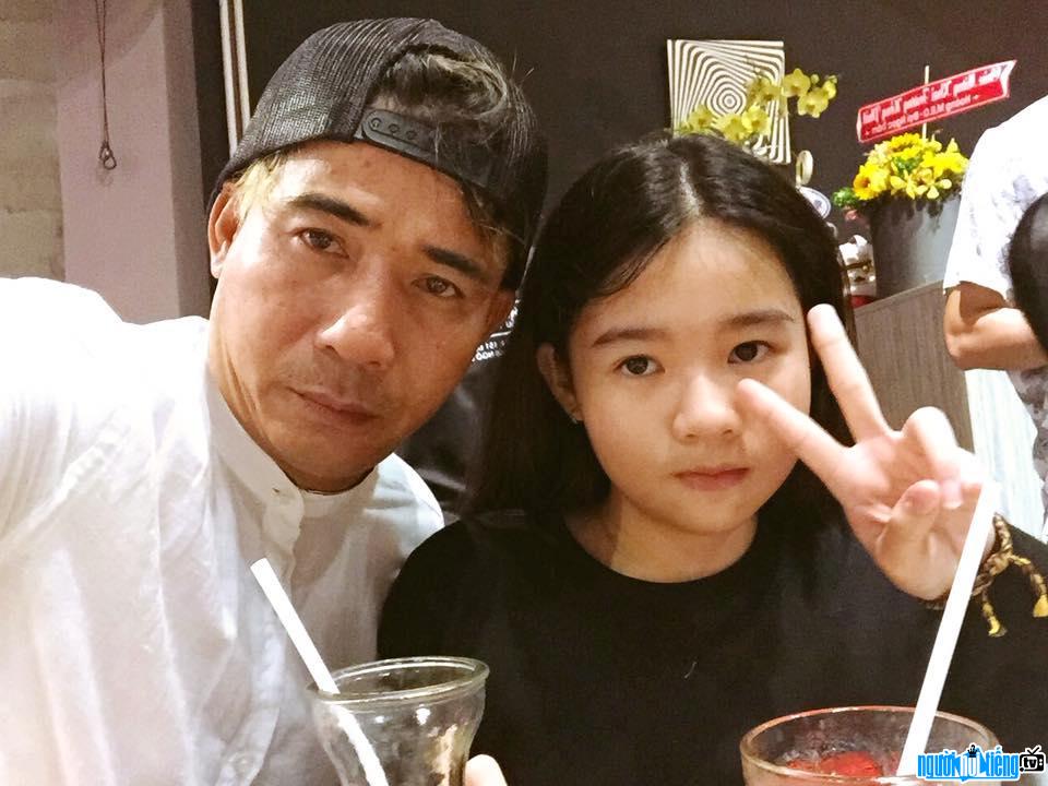 A photo of comedian Trung Lon and his daughter