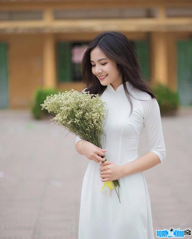  Facebook star Duong Thu Giang is gentle in ao dai