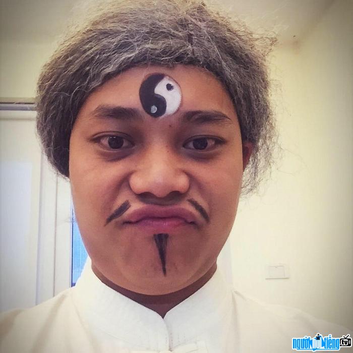 Creates a humorous image of actor Nguyen Love