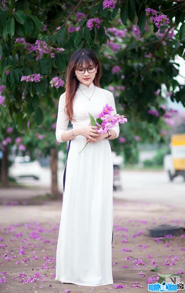 Picture of pure hot girl Chu Thi Bich Phuong with a white dress