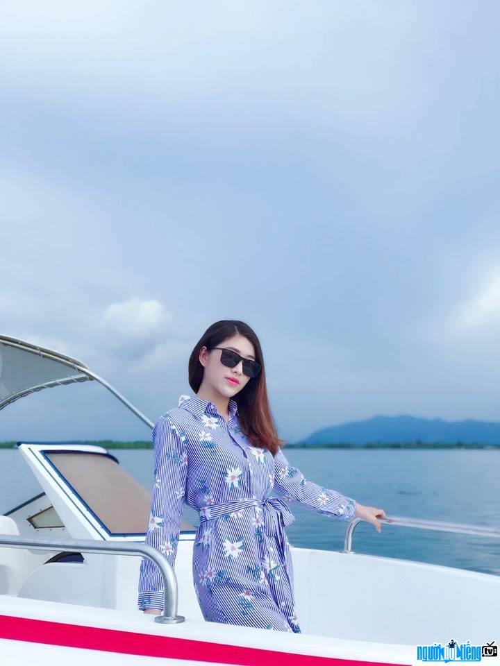 Hình ảnh diễn viên Trần Kim Thủy tạo dáng sanh chảnh trên du thuyền