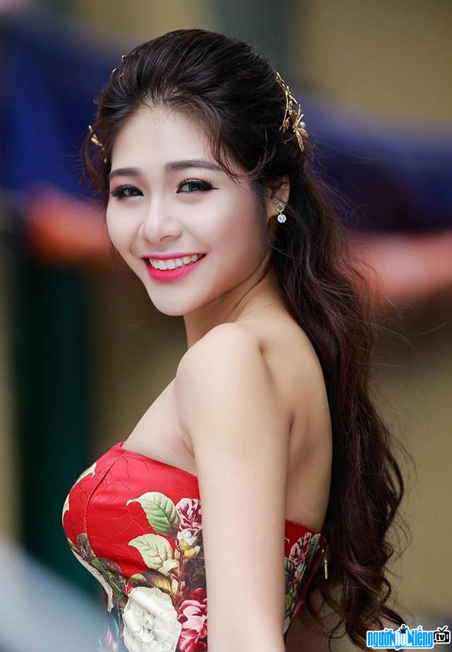  Picture of Miss Ho Ai Tho with sexy bare shoulders
