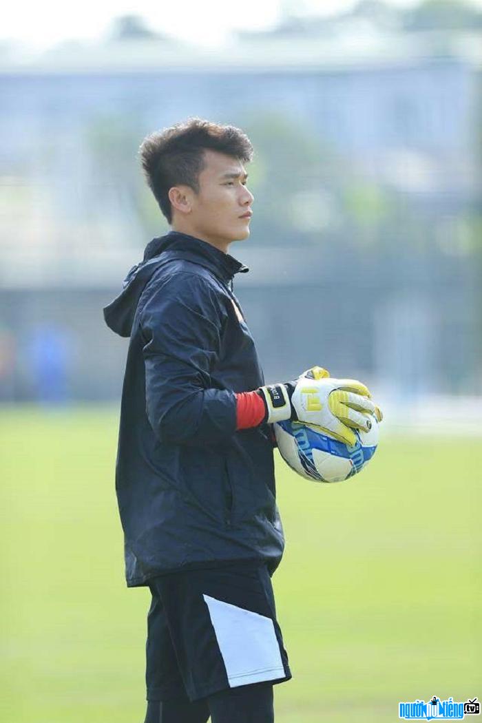 Handsome goalkeeper Bui Tien Dung