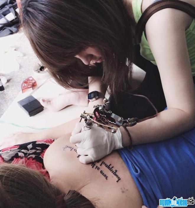 Hot girl Dinh Good OtaNi is tattooing for a customer