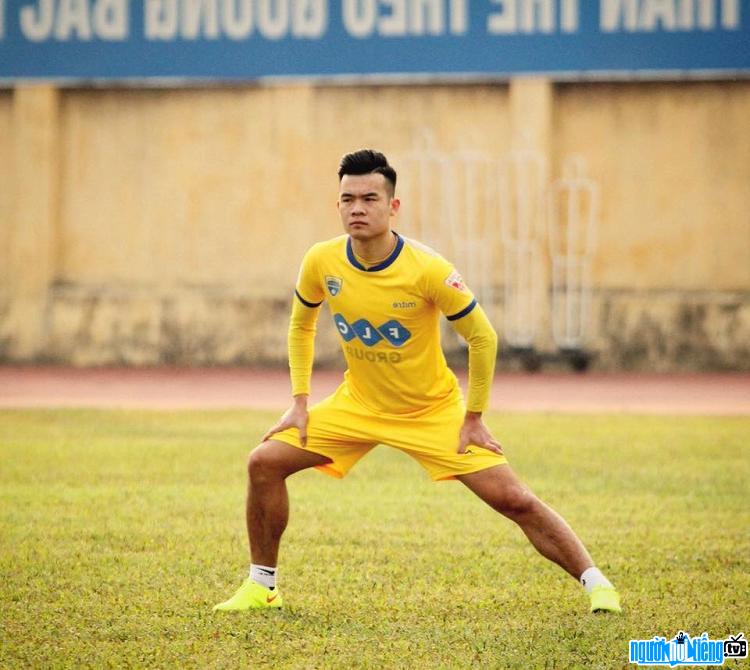 Cầu thủ Ngô Hoàng Thịnh thi đấu trong màu áo FLC Thanh Hóa