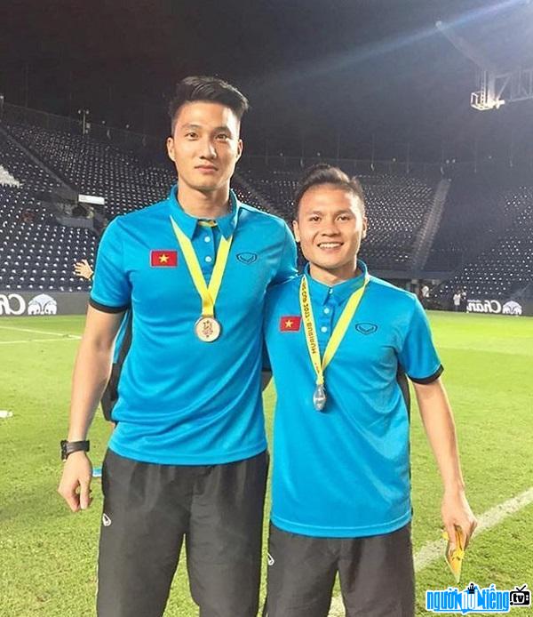  Goalkeeper Nguyen Van Hoang is one head taller than Quang Hai
