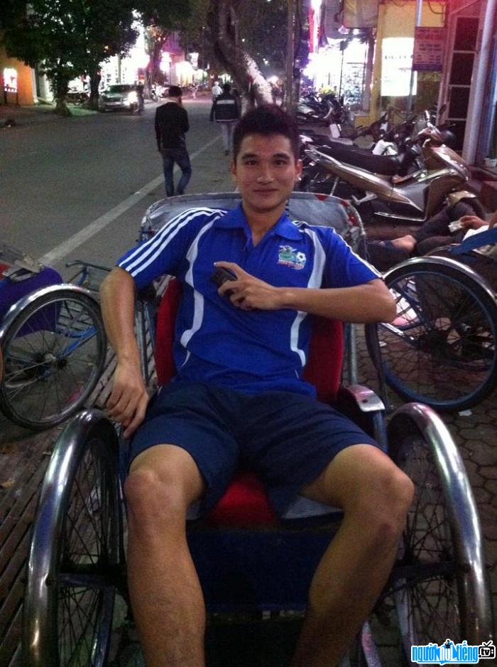Player Le Van Dai takes football to save lives