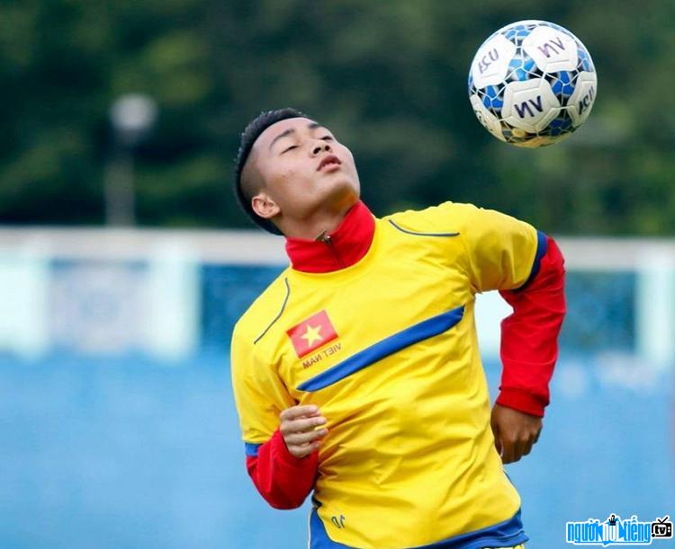 Cầu thủ Hồ Tuấn Tài đam mê với trái bóng