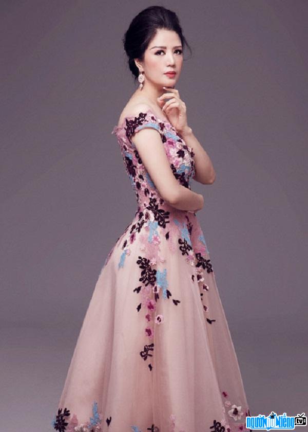 Hoa hậu Đinh Hiền Anh dịu dàng, duyên dáng