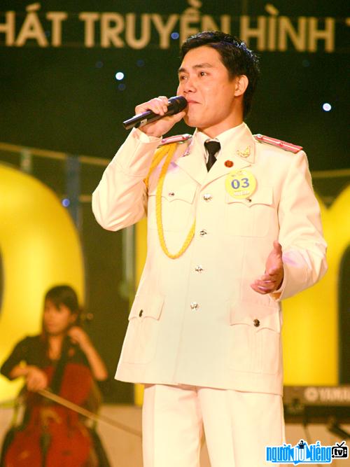 Ca sĩ Đào Tiến Lợi trên sân khấu Sao Mai 2005