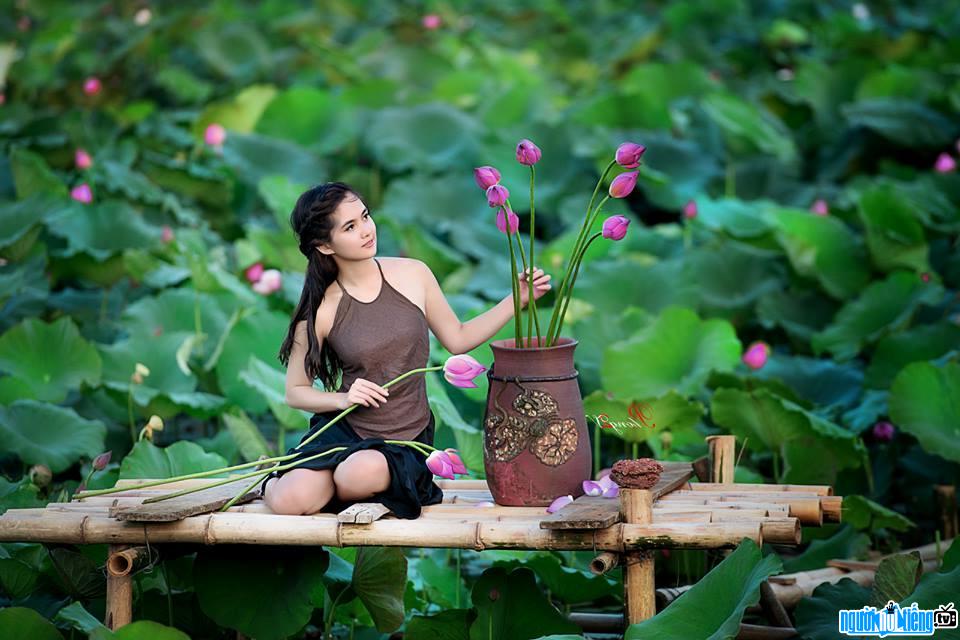 A picture of hot girl Chu Quynh Phuong showing off her beauty in a lotus pond