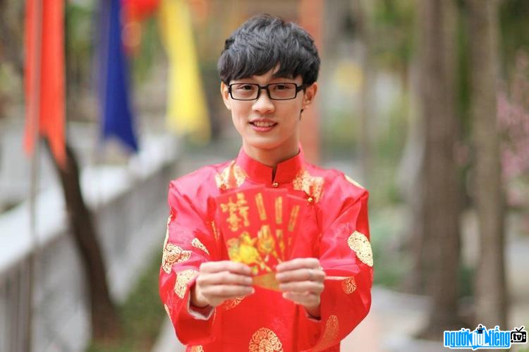  Hot boy Tran Hung Hau beaming to welcome spring