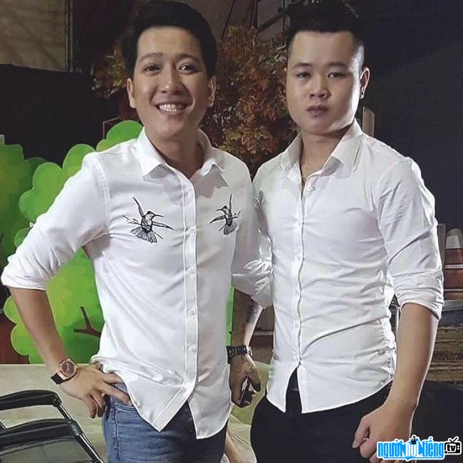  Hairstylist Tuan Kot took a photo with comedian Truong Giang