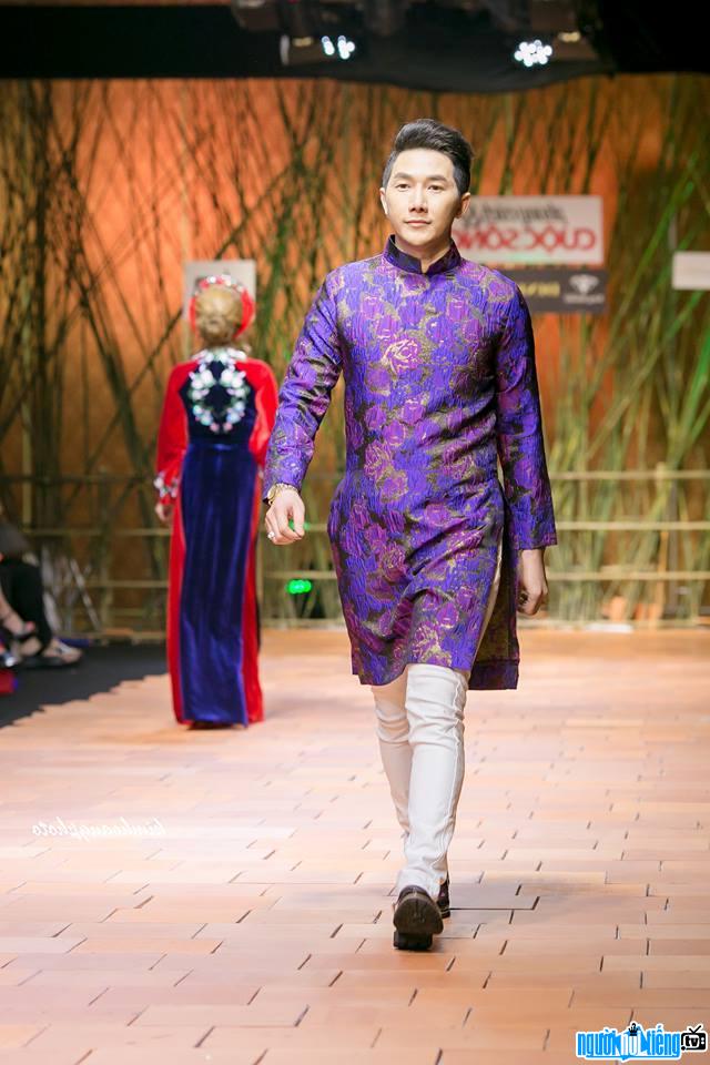 Model Nam Phong confidently performing catwalk
