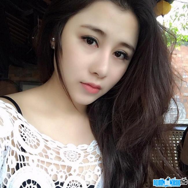  Hot girl Luc Linh Lan has a pure beauty and sad eyes