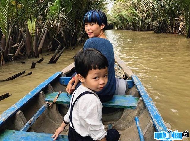  Photographer Maika Elan traveling with her son