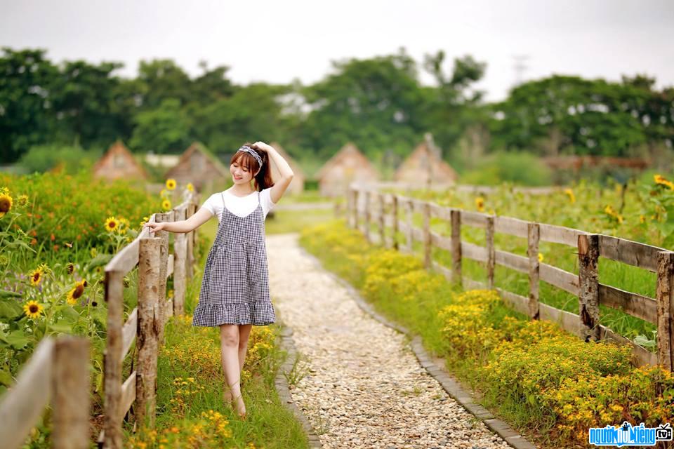  Image of hot girl Pham Huong Tra shining in a flower field