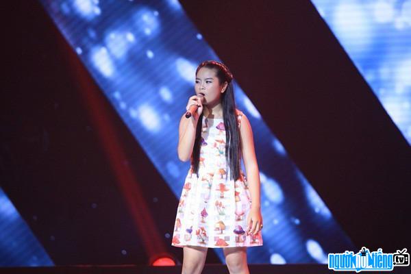  image of Nguyen Ngoc Tuong Vy on stage of The Voice Kids
