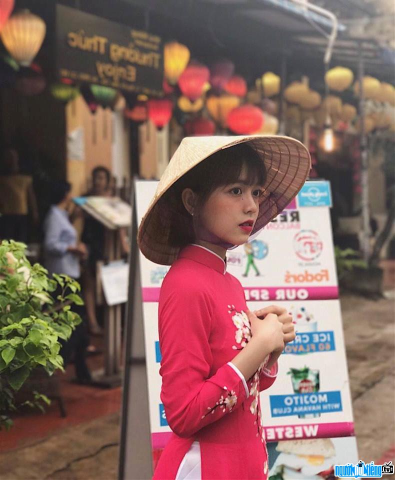 Photo of a photo model of Vo Chau Thu wearing a long dress and conical hat was praised by netizens