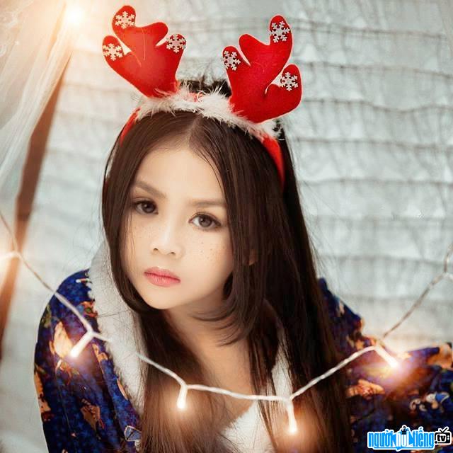 Child model Lala Bao Linh has a beautiful face like an angel