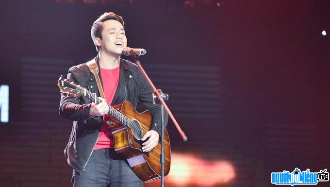 Hình ảnh ca sĩ Nguyễn Đình Khương trên sân khấu Sing My Song