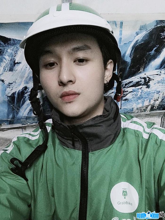 Hot boy Nguyễn Hoàng Minh hóa thân thành chàng Grabbike