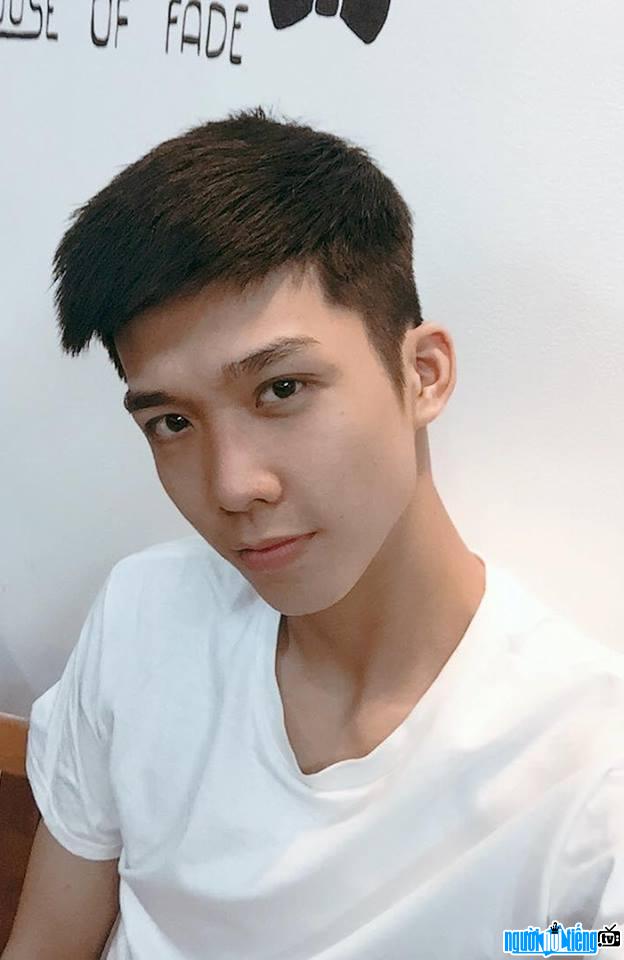  Close-up of actor Nguyen Hoang Son's handsome face