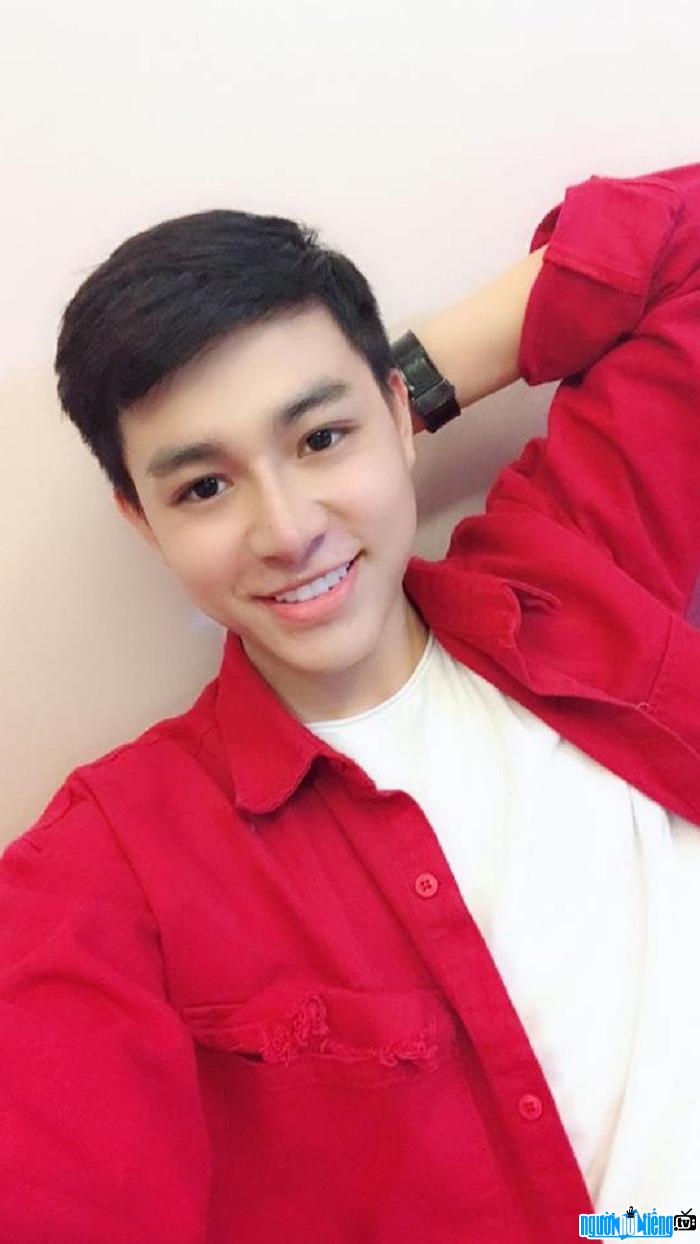  Handsome singer Tran Tung Anh
