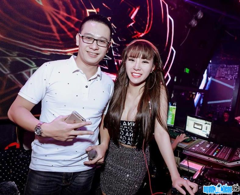  Photo of DJ Thu Moon and fans