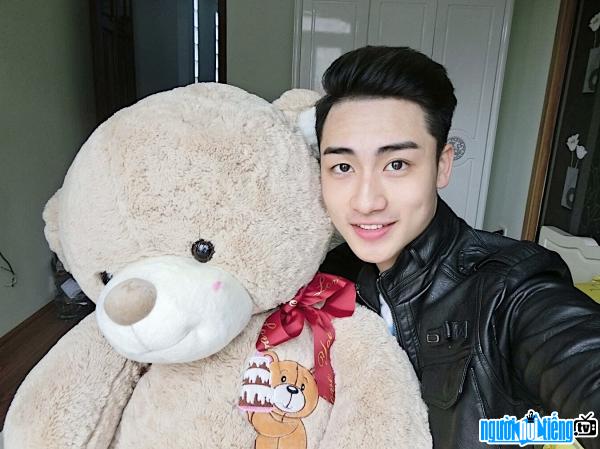 Image of hot boy Tran Duy Long showing off his bear