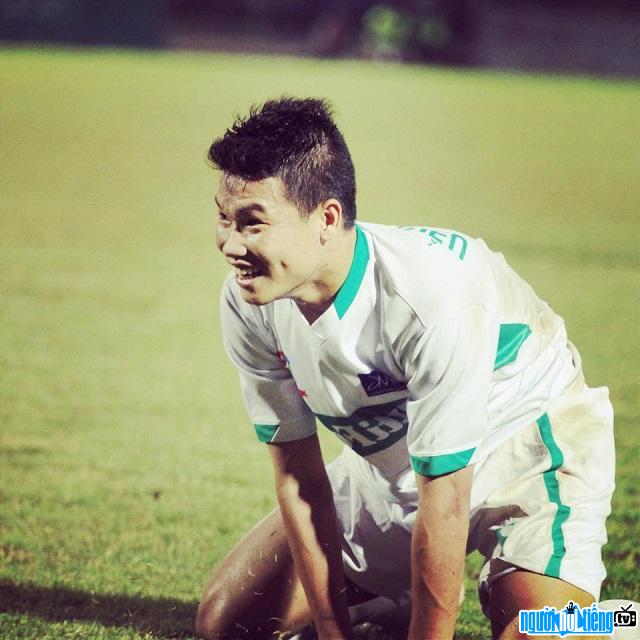 Player Tran Huu Dong Trieu owns a smart football style