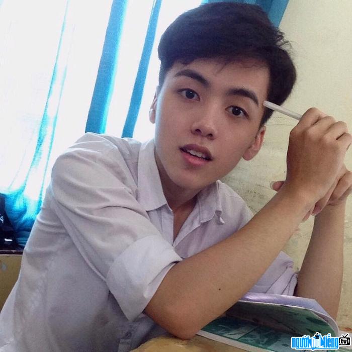  Hot boy Le Kien Quoc is considered a male god of school
