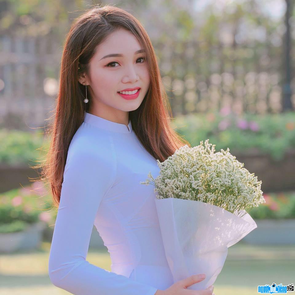  Picture of singer Tran Phuong Mai is beautiful and pure with white ao dai