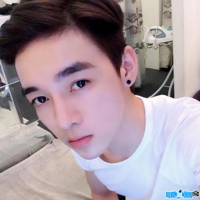  Hot boy Hong Nhan owns a handsome student face
