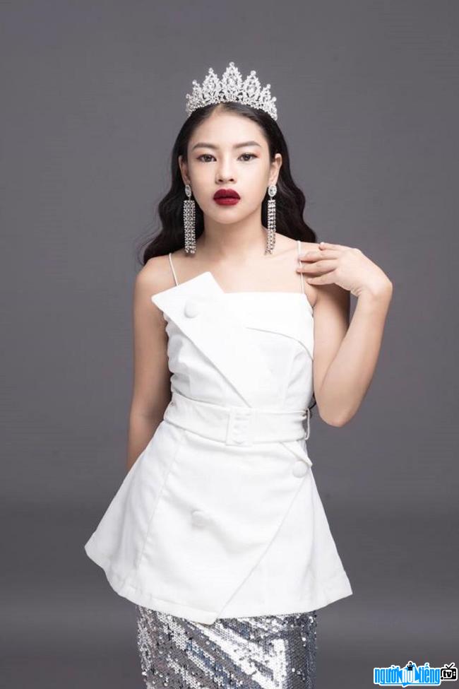 Hot teen Sunny Dương có phong cách thời trang chững chạc và gợi cảm